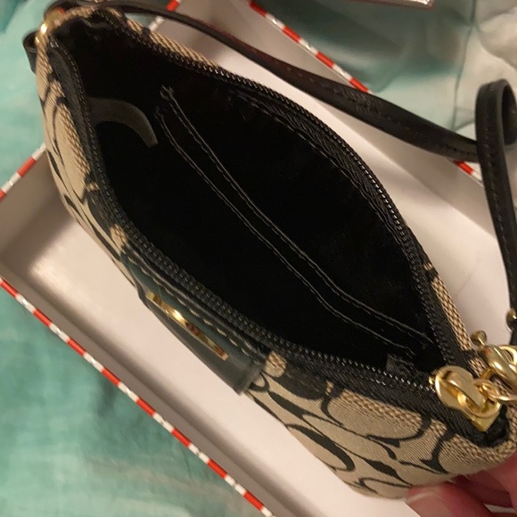 COACH signature print small wristlet. New in box! - Picture 4 of 6